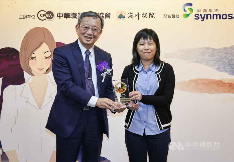 「第10屆健喬盃女子圍棋最強戰」9日在海峰棋院舉行閉幕頒獎典禮,由台灣職業棋士盧鈺樺(右)奪冠,健喬集團董事長林智暉(左)頒發獎座。中央社記者裴禛攝 113年8月9日