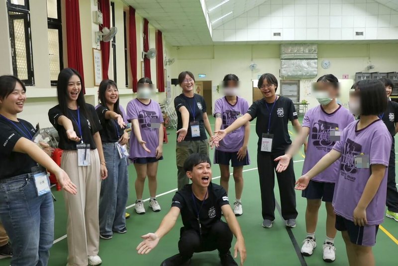 更生少年關懷協會9日表示，除上課關懷陪伴司法少年，今年也由志工組成暑期營隊，盼引領少女重新認識自己，航向安全的航道。圖為志工於台北少年觀護所與收容人互動。（更生少年關懷協會提供）中央社記者黃旭昇新北傳真  113年8月9日