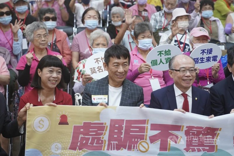 藝人郭子乾(前中)9日在台北出席刑事局與保險公司舉辦的防詐騙宣導活動,與到場的長輩們合影。中央社記者徐肇昌攝 113年8月9日