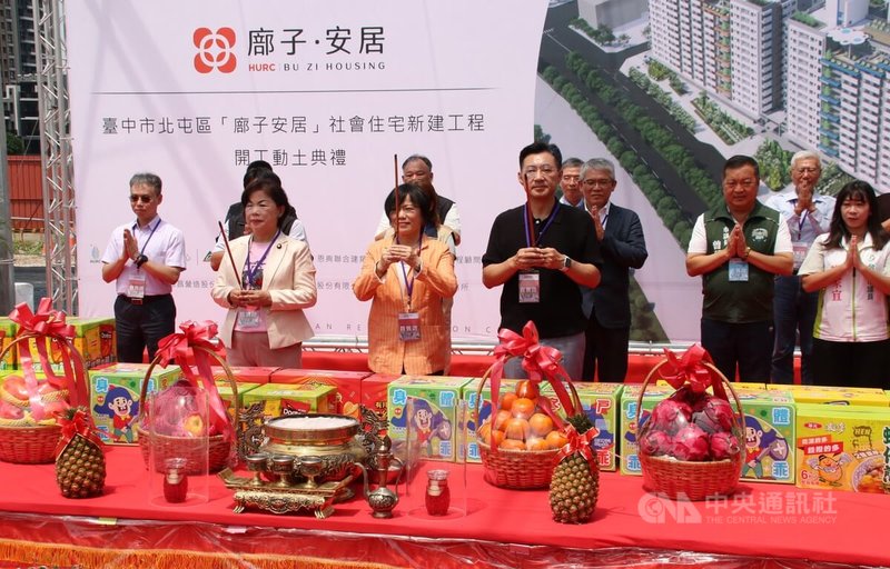 國家住宅及都市更新中心興辦的「廍子安居」社會住宅9日開工,內政部長劉世芳(前排中)、立法院副院長江啟臣(前排右)與國民黨立委楊瓊瓔(前排左)等出席,祈求工程圓滿順利。中央社記者蕭博陽台中攝 113年8月9日