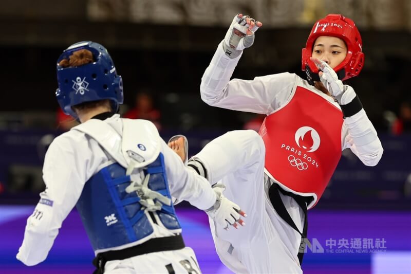 羅嘉翎(右)法國時間8日在巴黎奧運女子57公斤級16強出戰,力抗黎巴嫩對手奧恩。中央社記者王騰毅攝 113年8月8日