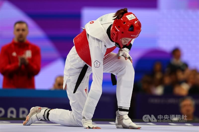 羅嘉翎(圖)賽中一度倒地,仍站起繼續奮戰,最終以0比2不敵黎巴嫩選手。中央社記者王騰毅巴黎攝 113年8月8日