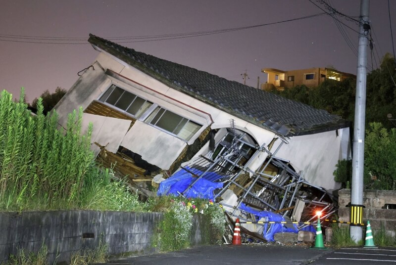 日本宮崎縣南部8日發生規模7.1地震，鹿兒島縣大崎町一棟房屋倒塌。（共同社）