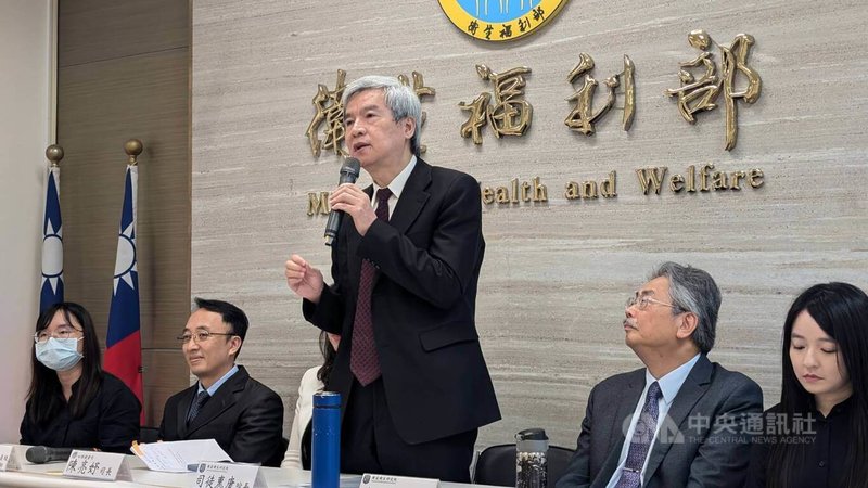 國家衛生研究院9日舉行記者會說明研究成果,指出首次住院若接受長效針劑治療,並避免早期中斷,有助降低思覺失調症患者再住院風險。圖為國衛院院長司徒惠康(中)會中致詞。中央社記者曾以寧攝 113年8年9日