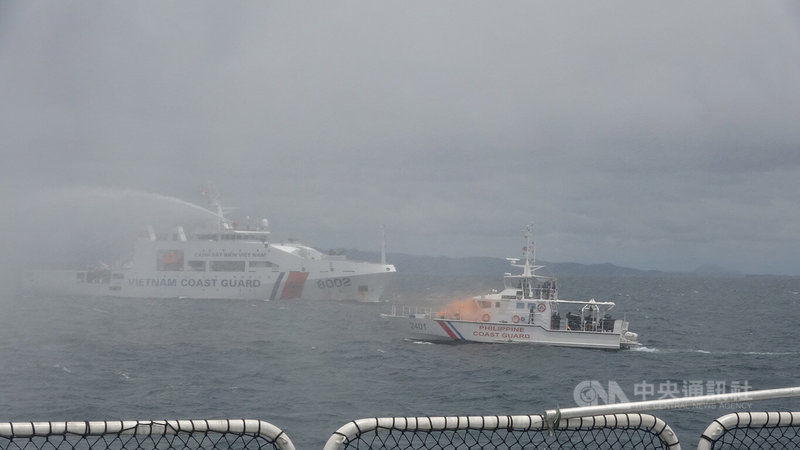 菲律賓海岸防衛隊（PCG）與越南海洋警察司令部（VCG）船艦9日在馬尼拉灣口舉行首次聯合演習，圖為越南船艦噴水為模擬失火的靶船滅火。中央社記者林行健馬尼拉灣攝   113年8月9日