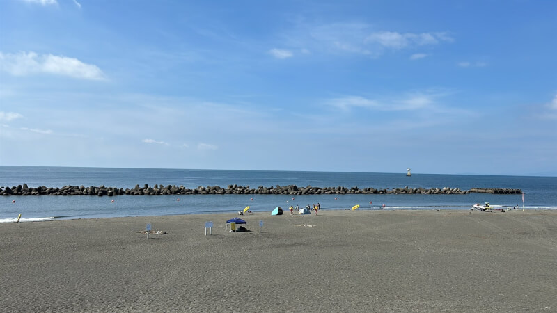 日本神奈川縣湘南Bellmare平塚海濱公園因氣象廳發布「南海海槽地震臨時情報」，宣布禁止游泳至15日。（圖取自x.com/s_h_beachpark）