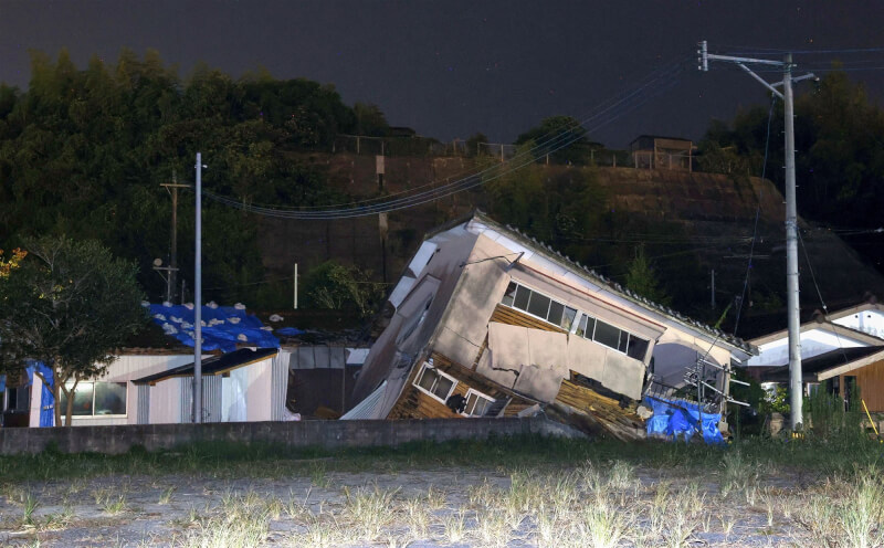 日本宮崎縣南部8日發生規模7.1地震，鹿兒島縣大崎町有房屋倒塌。（共同社）