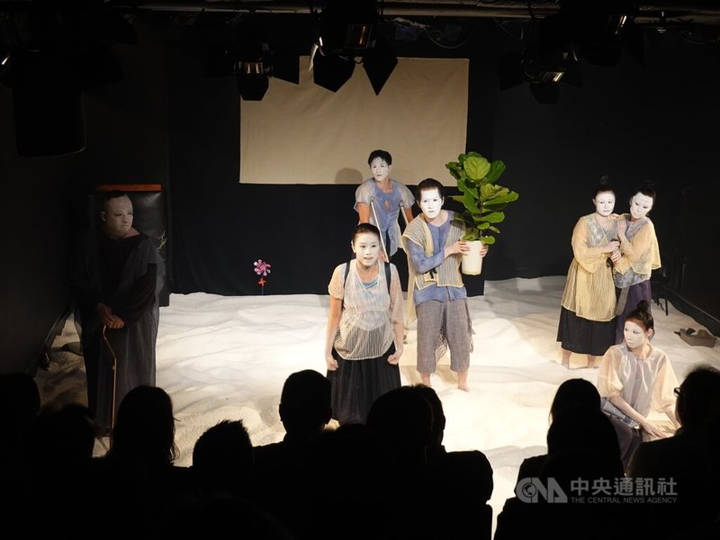 「潮來之音」由曉劇場藝術總監鍾伯淵擔任編導,9日至11日在東京演出。鍾伯淵受訪時表示,這是一部講災難的作品,最後其實是向世界發出一個很偉大的祈願,希望整個世界是和平的、安全的。中央社記者楊明珠東京攝 113年8月9日
