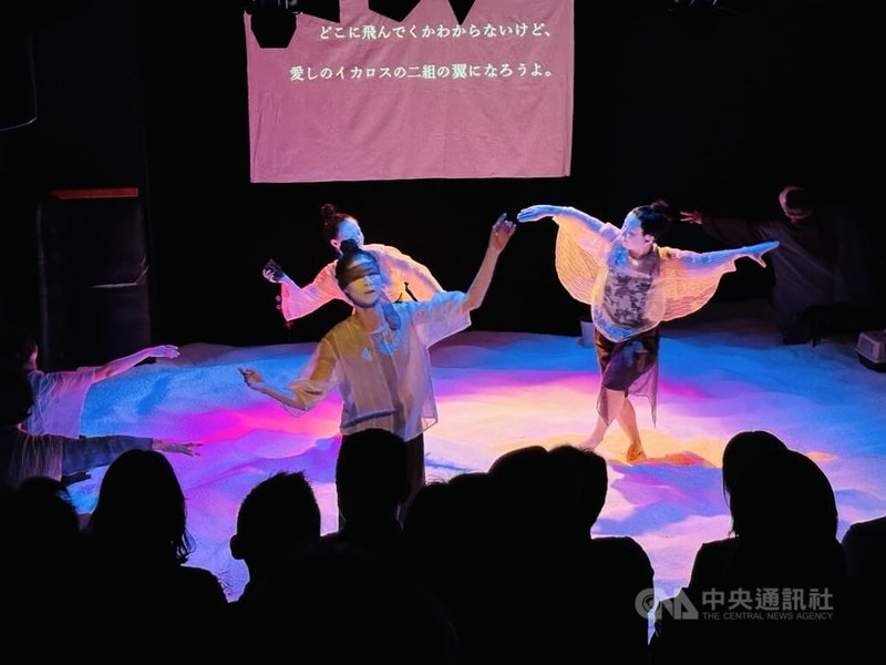 「潮來之音」由台灣現代表演藝術團隊「曉劇場」藝術總監鍾伯淵擔任編導、日本舞蹈家我妻惠美子擔任肢體設計,9日晚間在東京下北澤的本多劇場演出,獲滿堂采。中央社記者楊明珠東京攝 113年8月9日