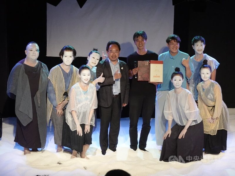 台灣現代表演藝術團隊「曉劇場」導演鍾伯淵所編導作品「潮來之音」9日在東京下北澤的本多劇場演出。文化部邀本多劇場負責人本多慎一郎訪台與台灣表演藝術團隊交流後,促成這項劇場合作。中央社記者楊明珠東京攝 113年8月10日