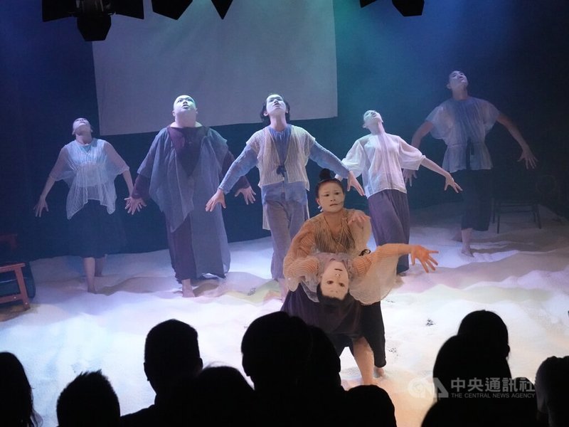 台灣現代表演藝術團隊「曉劇場」導演鍾伯淵編導的作品「潮來之音」9日至11日在東京下北澤的本多劇場演出。此作品從災難的預言，窺視人性的愛、孤獨與存在，探討議題涵蓋同婚、代理孕母等。中央社記者楊明珠東京攝  113年8月9日