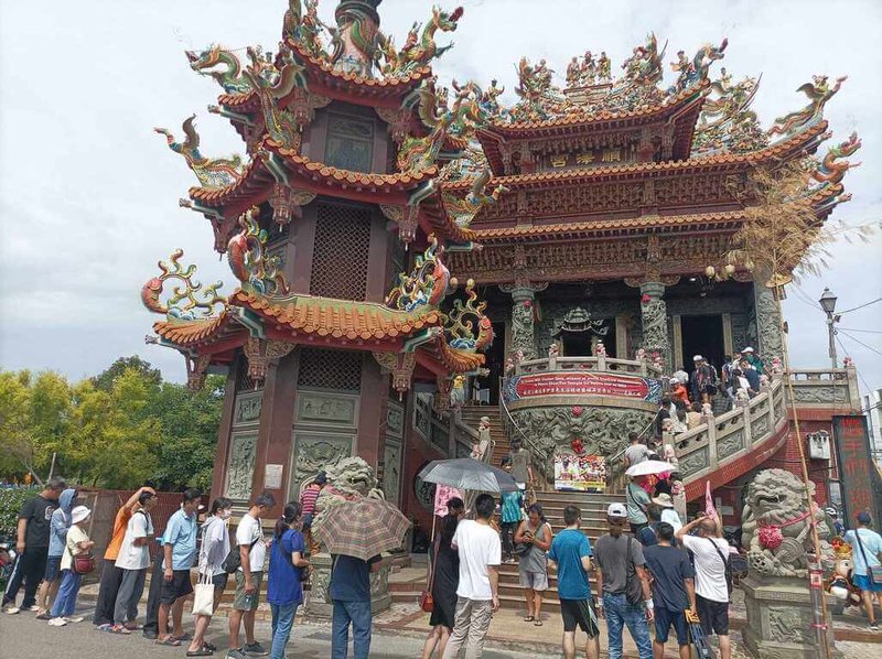 巴黎奧運羽球男雙麟洋配奪金，彰化埔鹽順澤宮特別以麟洋配為元素製作限量版宮帽10日發放，民眾排隊領取，250頂帽子不到1小時就發放一空，廟方緊急再追加3000頂帽子，預計下週發放。（順澤宮提供）中央社記者吳哲豪傳真 113年8月10日