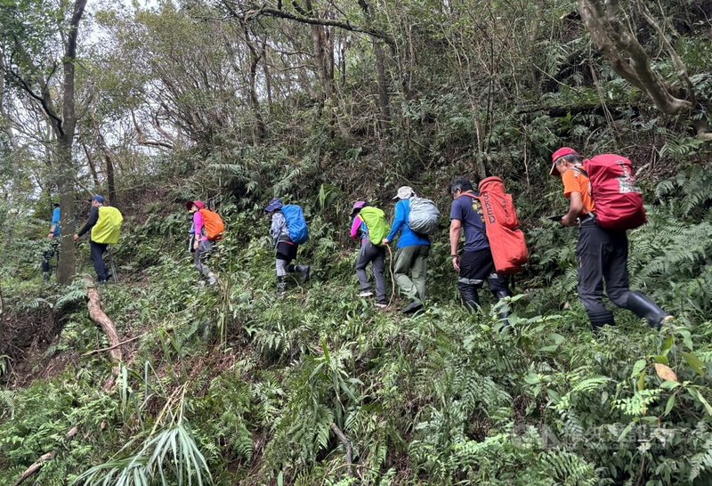 新北消防局10日下午表示，24名登山客攀登新北平溪千階嶺往雙溪的山區，有6人遭蜂螫，其中3人自行下山就醫，消防局上山救出3名長者，患者都意識清醒，並步行下山就醫。（翻攝畫面）中央社記者黃旭昇新北傳真 113年8月10日