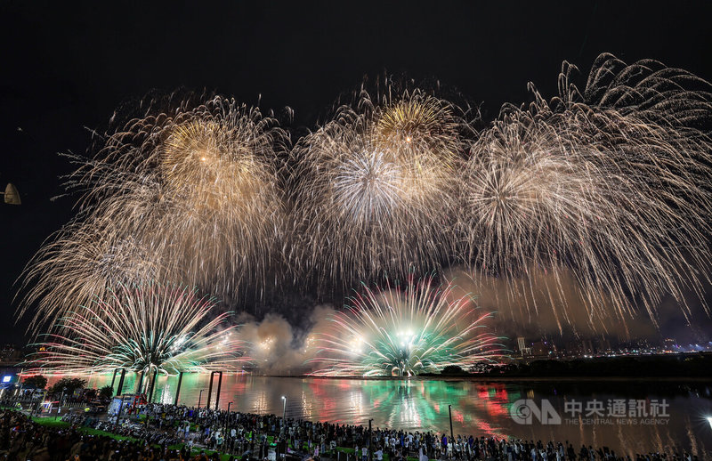 2024大稻埕夏日節10日晚間閉幕，主題煙火秀晚間8時施放，繽紛煙火點亮夜色，又逢七夕情人節，更顯浪漫氣氛。中央社記者鄭清元攝  113年8月10日