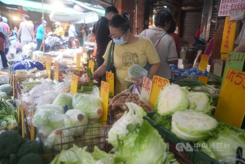 圖為民眾在台北市北投區的市場採買蔬菜。（中央社檔案照片）