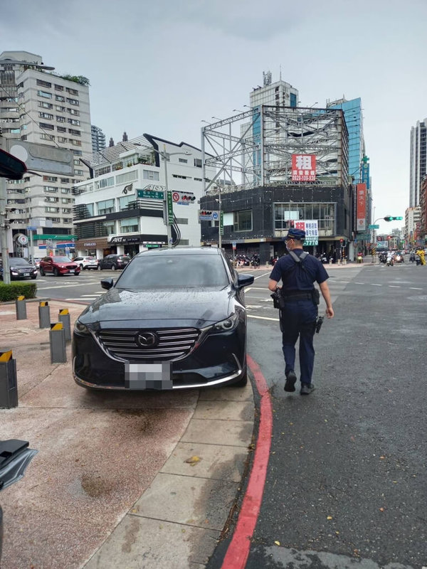 為持續強化禮讓行人路權觀念，高雄市政府警察局交通警察大隊將自8月12日起至9月30日執行「路口不停讓行人執法」專案勤務，針對相關項目加強執法。（高雄市交通警察大隊提供）中央社記者洪學廣傳真  113年8月10日