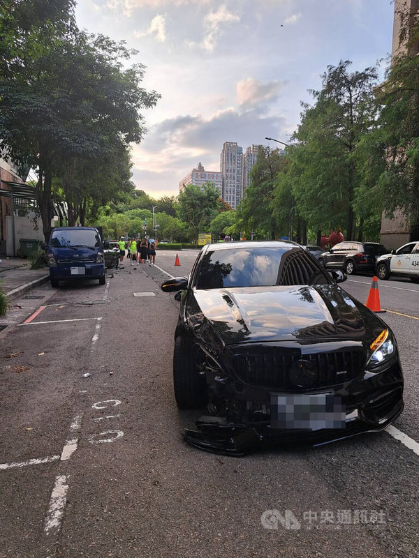 台中1家夜店潘姓員工10日凌晨酒駕擦撞路旁3輛車及1名路人，他肇事後躲回夜店，警方到場循線將他逮捕，經酒測超標依法送辦。（翻攝照片）中央社記者蘇木春傳真  113年8月10日