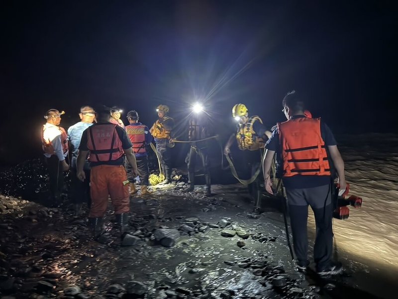 台東縣消防局10日晚間獲報，4人在鹿野溪溯溪，其中2人回程時遇溪流暴漲無法撤退。關山大隊集結水域專責隊前往救援，11日凌晨1時許以繩索安全救出。（台東縣消防局提供）中央社記者李先鳳傳真  113年8月11日