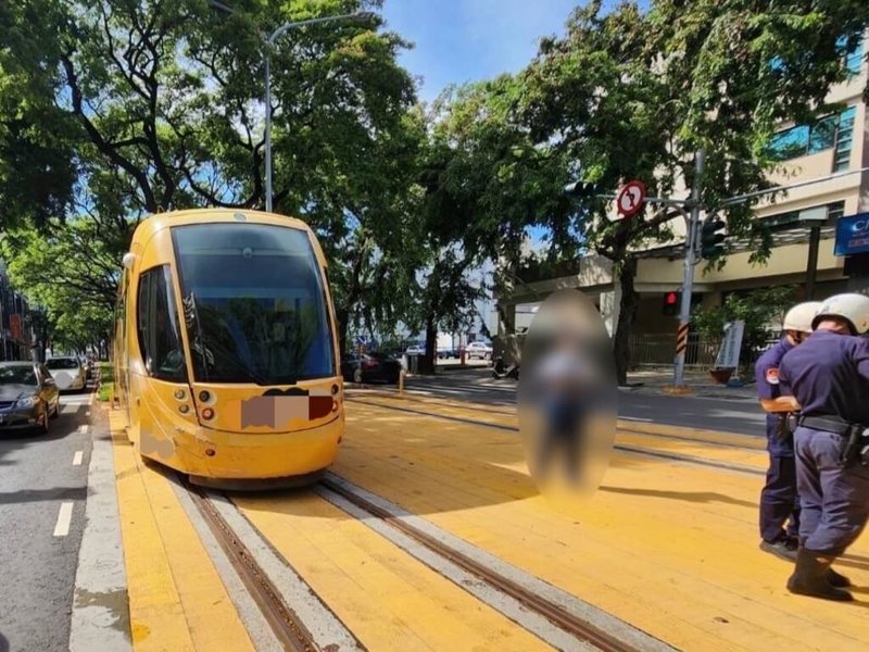 高雄輕軌列車11日下午在三民區大順二路上與汽車擦撞，司機員緊急停車，車上旅客均無受傷，經警方蒐證後，全線恢復正常運轉；高雄捷運公司表示，若確認是汽車違規將進行求償。（高雄市警察局三民第二分局提供）中央社記者張已亷傳真  113年8月11日