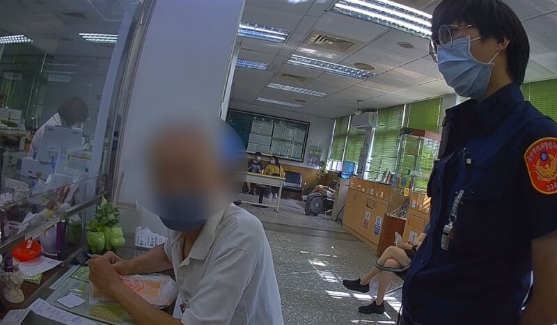 台中市72歲男子日前接獲仲介接洽塔位買賣事宜，對方要求加購3個骨灰罈，男子到郵局領錢時，行員驚覺有異通知警方到場關心，警方勸解下最後守住存款。（民眾提供）中央社記者郝雪卿傳真 113年8月11日