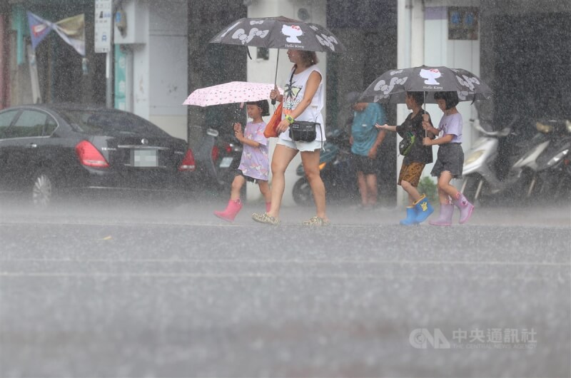 圖為10日北市信義區午後下起雷陣雨，民眾撐傘過馬路。中央社記者張新偉攝 113年8月10日