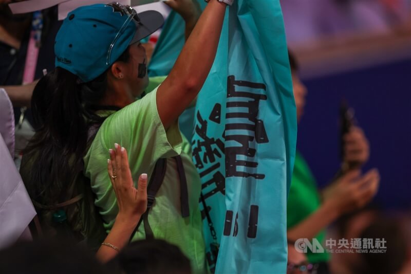 2024巴黎奧運女子拳擊57公斤級金牌戰當地時間10日晚間登場,場邊聚集不少為台灣加油民眾,有人高舉寫有「臺灣」的旗幟賣力應援,不過稍後隨即有工作人員上前關切。中央社記者吳家昇巴黎攝 113年8月11日