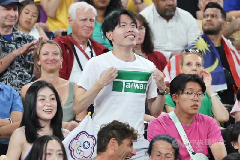 台灣組合「麟洋配」金牌戰現場有台灣球迷穿著印有Taiwan字樣的衣服進場,隨後遭現場工作人員關切。中央社 113年8月5日