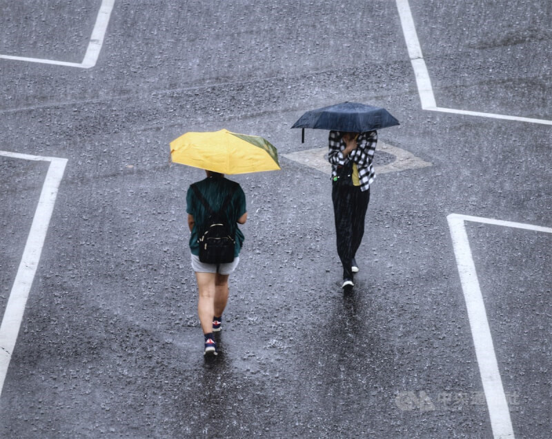 圖為11日北市大直區午後大雨滂沱，民眾撐傘前行。中央社記者王飛華攝 113年8月11日