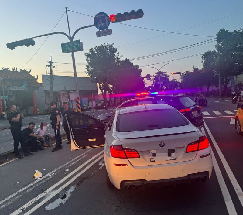 28歲楊姓男子11日下午開車行經高雄市大寮區光明路三段時，因行車不穩等原因被警方攔查，過程中楊男拒檢撞擊巡邏車，遭保護管束後被發現持有新興毒品喪屍煙彈涉嫌毒駕，待尿檢鑑定後將被依公共危險等罪嫌移送。（高雄市警察局林園分局提供）中央社記者張已亷傳真  113年8月11日