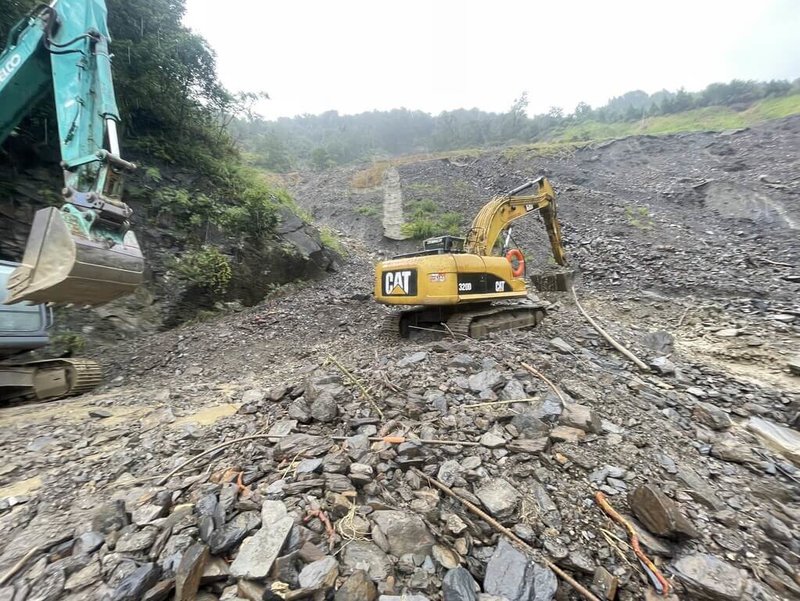 台8線77公里處靈甫橋路段受地震及颱風影響，邊坡持續崩落及落石，公路局谷關工務段表示，為趕在中秋節前完成初步刷坡，8月13日至9月13日將進行施工管制。（民眾提供）中央社記者趙麗妍傳真  113年8月12日