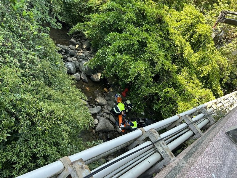 15歲王姓少年12日上午無照騎機車，載14歲吳姓友人行經新北市三芝區龜仔山橋時，疑不熟路況自摔掉落橋下，1人自行爬上平面道路，另1人則經消防救護人員協助脫困，2人意識清醒送醫治療。（翻攝照片）中央社記者高華謙傳真  113年8月12日