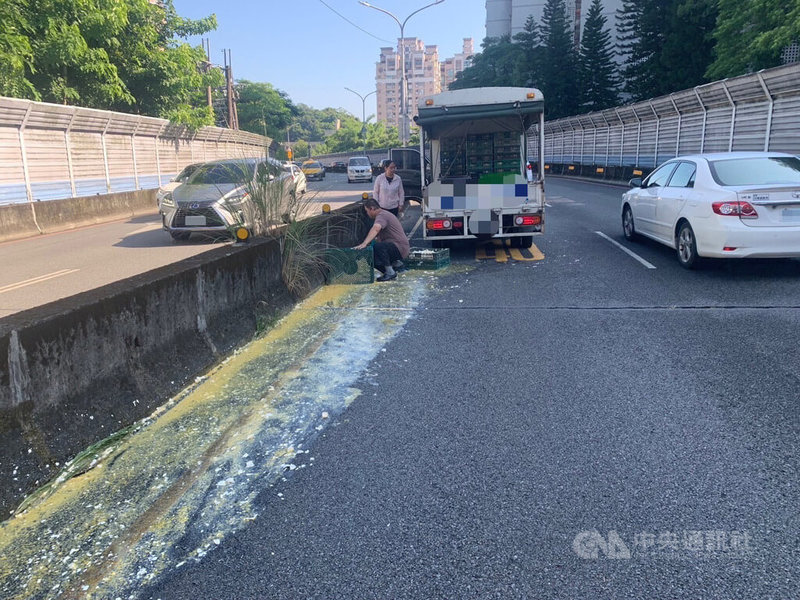 新北市新店區1輛載雞蛋的貨車12日上午疑因繩索斷裂，導致貨架上雞蛋過彎時翻覆，導致蛋液流滿地。（翻攝照片）中央社記者高華謙傳真  113年8月12日