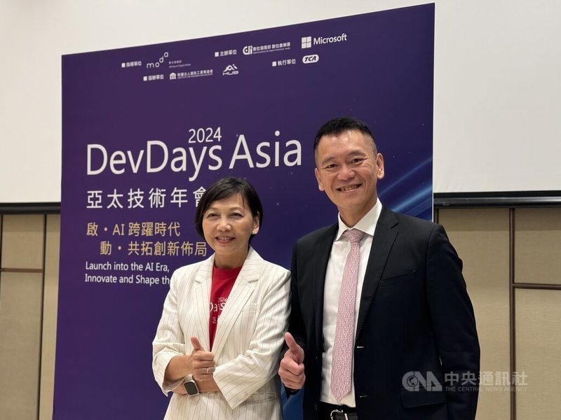 微軟12日舉辦DevDays Asia 2024亞太技術年會，台灣微軟總經理卞志祥（右）、台灣微軟首席營運長陳慧蓉（左）表示，在台灣前百大企業中，已有超過7成導入微軟人工智慧（AI）服務。中央社記者吳家豪攝  113年8月12日