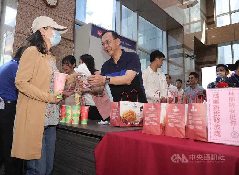 台灣女子拳擊好手林郁婷巴黎奧運奪金，國民黨主席朱立倫（前中）12日在國民黨中央黨部發雞排，吸引民眾排隊領取。中央社記者謝佳璋攝  113年8月12日