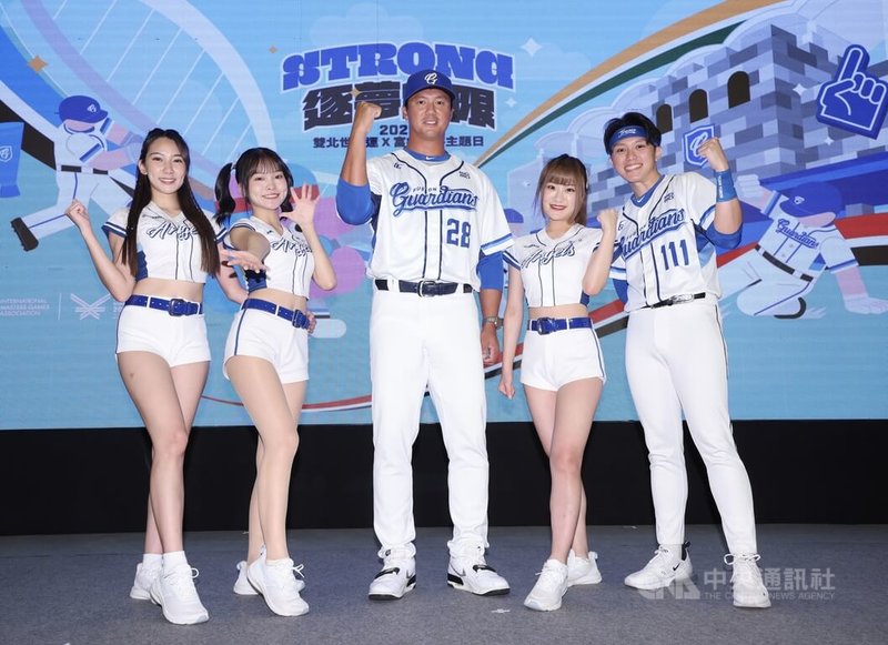 中職富邦悍將隊與2025雙北世界壯年運動會合作,將在8月31日、9月1日推出世壯運主題日活動,悍將教練高國輝(中)擔任宣傳大使。中央社記者趙世勳攝 113年8月12日
