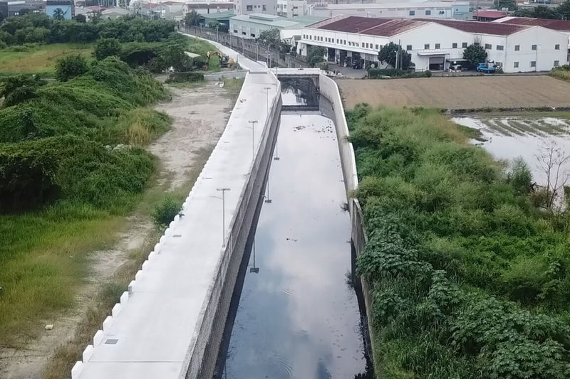 台南市政府水利局12日指出，颱風凱米帶來平地累積雨量超過2009年颱風莫拉克，但淹水面積大幅降低，且退水時間更快，整體而言，治水成效有所發揮。圖為大灣排水護岸整治。（台南市政府提供）中央社記者楊思瑞台南傳真  113年8月12日