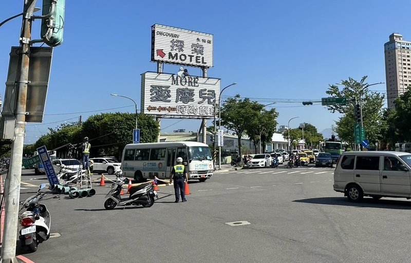 新北市永和區保順路與保生路口12日上午發生事故，有一輛砂石車行經時防塵蓋突然升起，當場扯斷號誌桿，所幸無路人受傷，警方獲報迅速到場疏導交通。（警方提供）中央社記者王鴻國傳真  113年8月12日