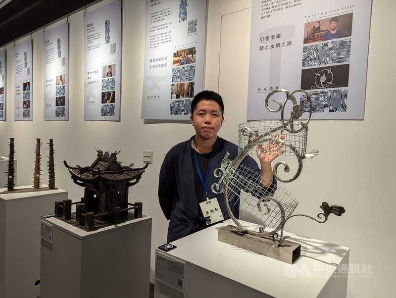 「太平鐵工藝術節」藝術展即日起至24日在勤益科技大學登場,勤益科大文化創意事業所畢業生張凱軒(圖)參展,作品「資訊生態系」以廢棄鐵絲網與鐵窗製成,象徵現代人受到科技束縛,應該多走出戶外。中央社記者蘇木春攝 113年8月13日