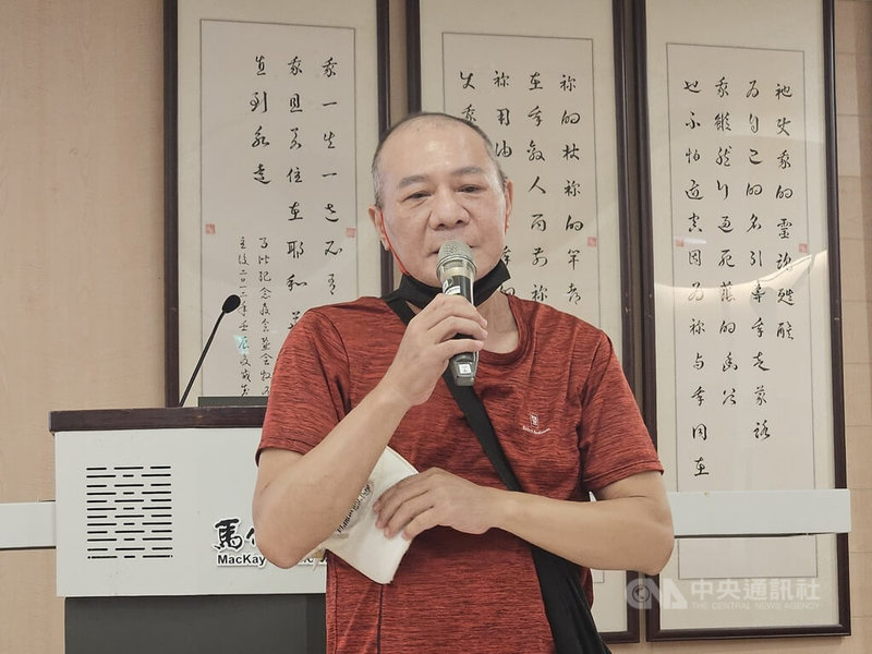 50歲李先生因車禍毀容半張臉,手術治療卻不理想,復位不對稱導致咬合不正、複視,連走路都會暈,他今年3月轉求馬偕醫院口腔顎面外科治療,透過電腦斷層導航技術與3D列印技術客製模型順利修復顏面。中央社記者陳婕翎攝 113年8月13日