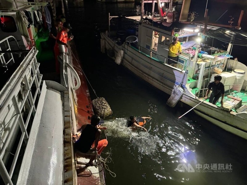 屏東東港港區13日凌晨有1名外籍船員疑因酒醉落海，海巡人員與漁民合力將船員救援上岸。（海巡署南部分署第五岸巡隊）中央社記者黃郁菁傳真  113年8月13日