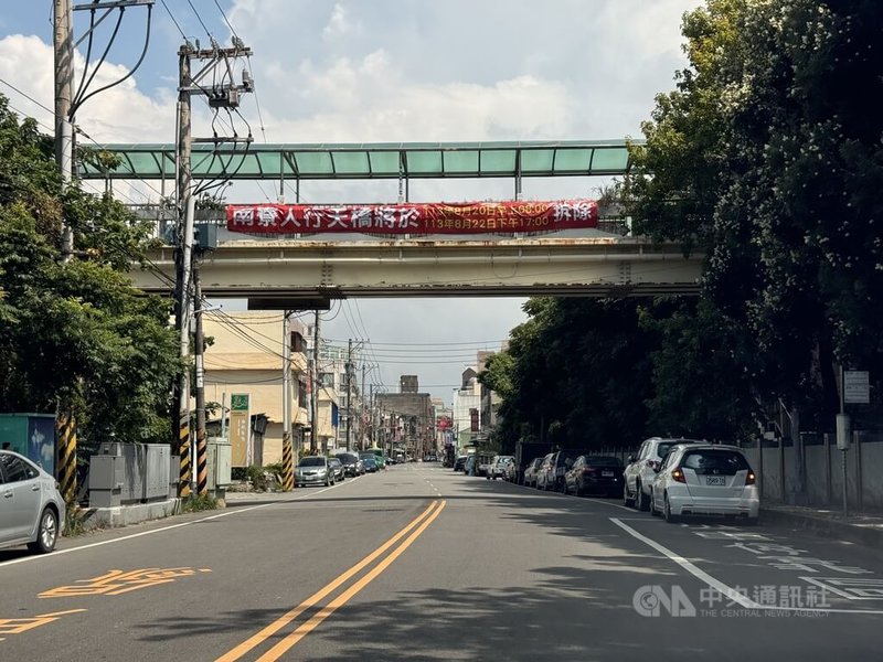 新竹市南寮人行天橋使用超過40年，因使用率低，市府將於20日至22日進行拆除工程。中央社記者魯鋼駿攝  113年8月13日