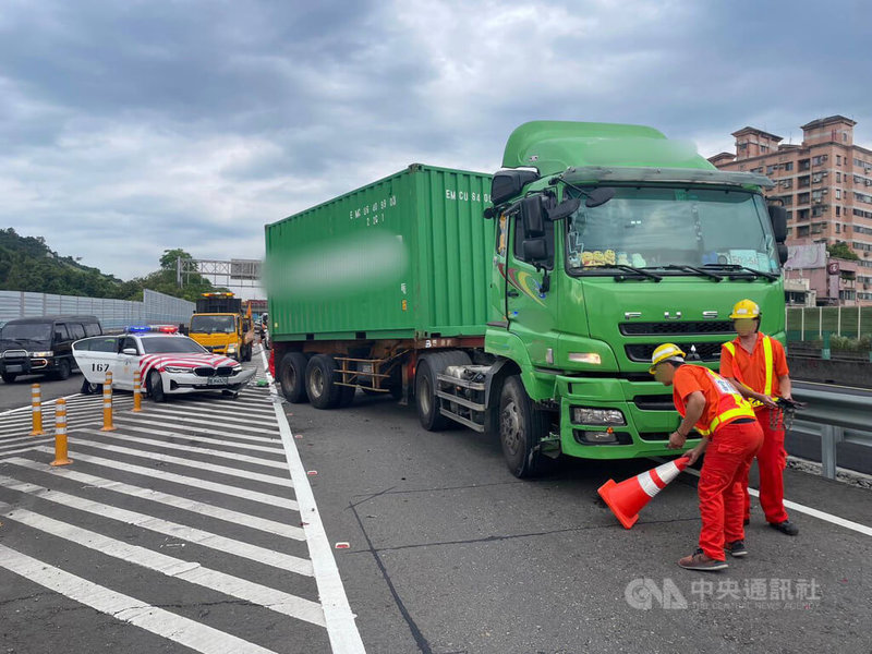 國道警方13日傍晚獲報，1輛汐止分隊巡邏車於國道1號南向11公里汐止系統集散道內遭1部聯結車碰撞，幸無人受傷，事故也已排除。（翻攝照片）中央社記者高華謙傳真  113年8月13日