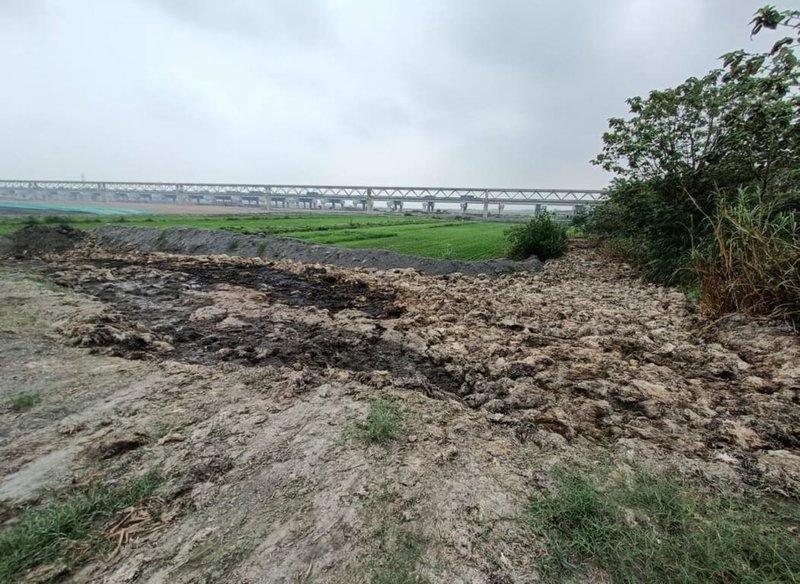 陳姓清運業者112年8月透過仲介向林姓地主承租土地，再以低於行情價協助台中市4家屠宰業者清除家禽廢渣，400公噸廢渣非法傾倒濁水溪畔，雲林警方組成專案小組循線追查，陸續逮捕陳姓清運業者等10人送辦。（警方提供）中央社記者姜宜菁傳真  113年8月13日