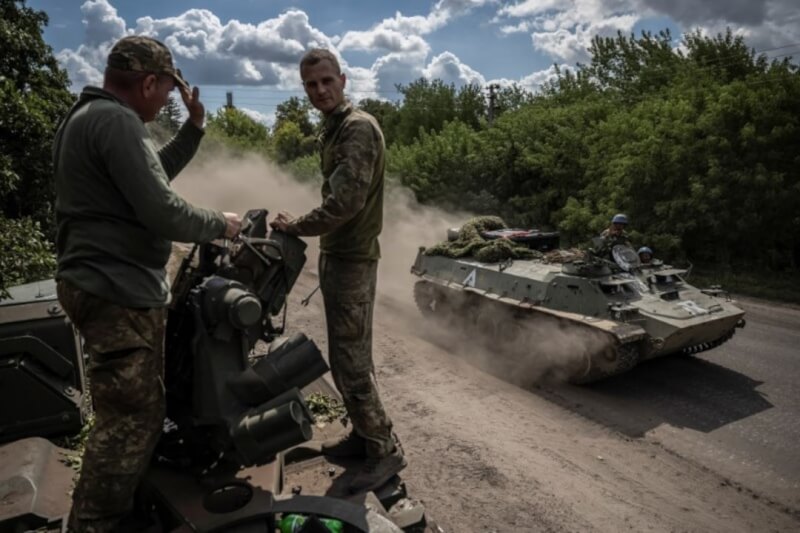 圖為在烏克蘭蘇米靠近俄羅斯邊境的烏克蘭軍人與裝甲車。（路透社）