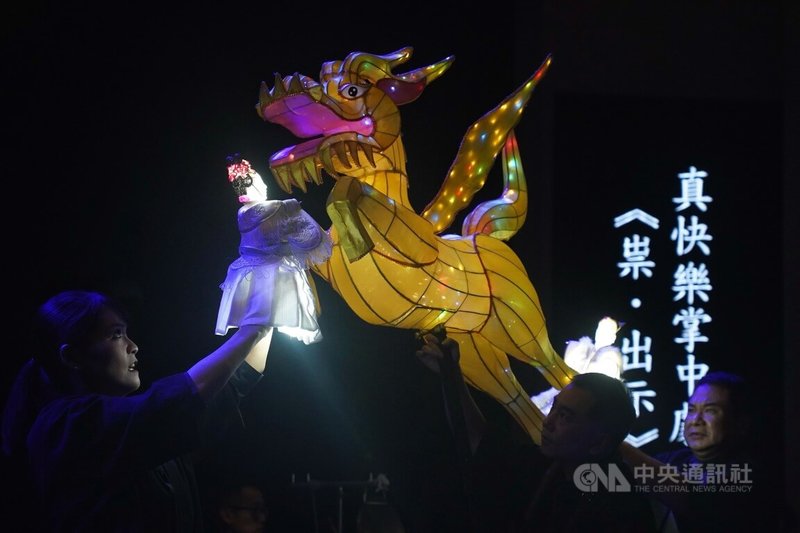 國立傳統藝術中心舉辦第7屆「戲曲夢工場」,以「劇.眾」為主題,推出6檔形式風格各異的精彩作品,將為觀眾帶來全新的看戲體驗,9月7日起至10月13日在台灣戲曲中心演出。真快樂掌中劇團13日在宣傳記者會演出「崇.出示」精彩片段。中央社 113年8月13日