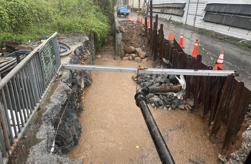 台中市新社區中和街逢雨必淹，市府水利局先行改善280巷排水瓶頸部分，在原有排水溝旁道路下方增設地下暗溝、將排水溝穿越灌溉溝處打除重做等方式改善排水瓶頸，以增加當地排水系統排洪量。（民眾提供）中央社記者趙麗妍傳真  113年8月13日