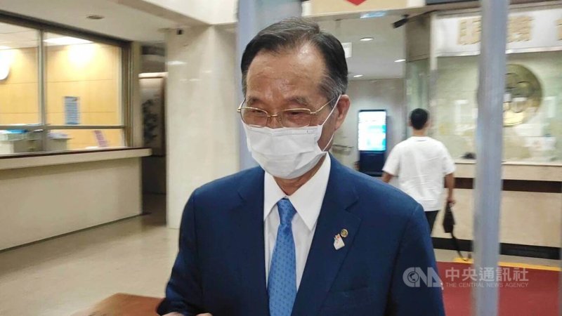 台北地檢署偵辦前台北市長柯文哲任內涉及的京華城爭議，13日下午傳喚都市計畫委員會的2名陳姓委員作證，釐清當時容積獎勵率決議過程等；其中1名陳姓委員（圖）開庭結束後不發一語離去。中央社記者謝幸恩攝  113年8月13日