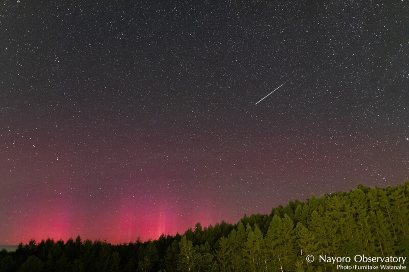 日本北海道名寄市立12日晚間出現低緯度極光及英仙座流星雨。（圖取自facebook.com/nayoro.kitasubaru）