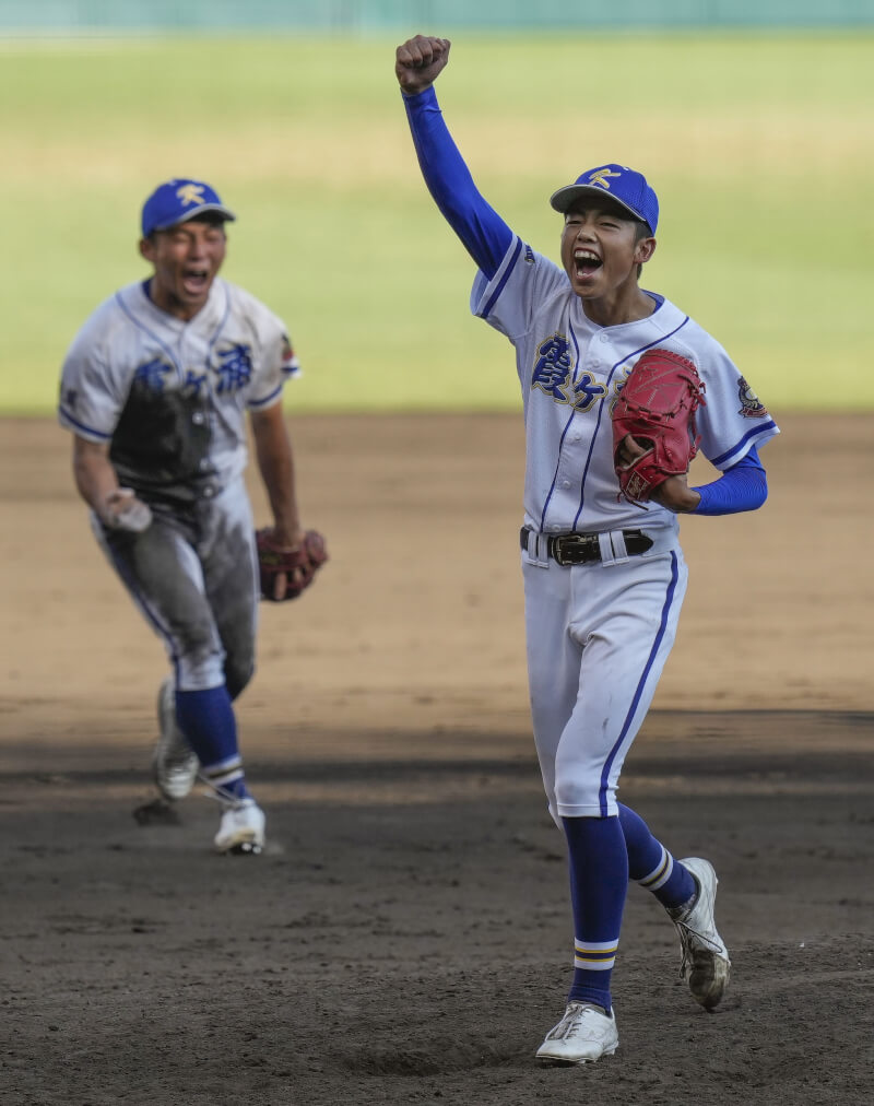 霞浦高校棒球員真仲唯步（前）與隊友在奪得甲子園首勝後興奮大喊。（共同社）