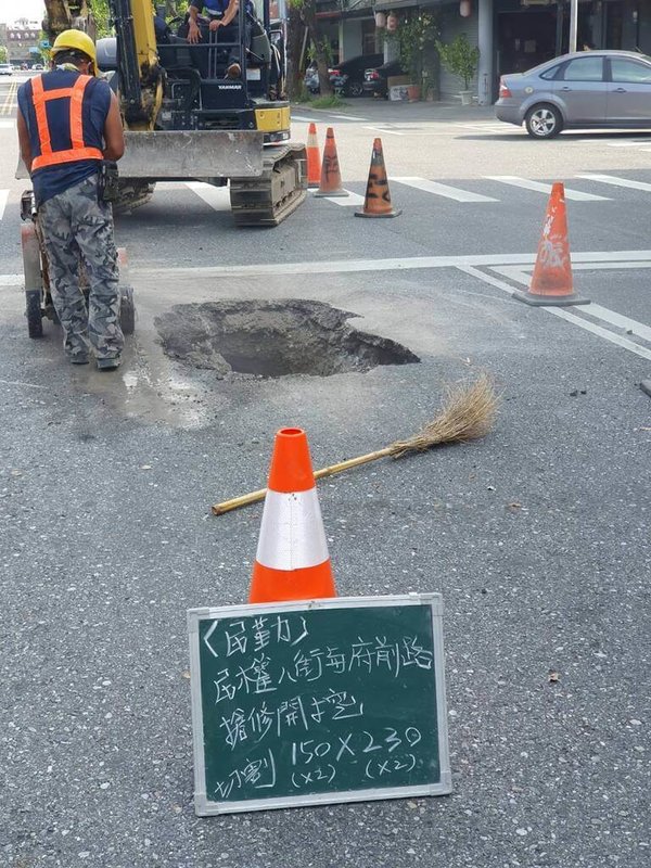 0403地震後,日商巨設地工透視科技公司派員到花蓮,免費協助市區道路做健檢,以透地雷達探測地底坑洞,初步檢測花蓮市有6處道路可能出現天坑,13日開挖回填。(花蓮市公所提供)中央社記者李先鳳傳真 113年8月13日
